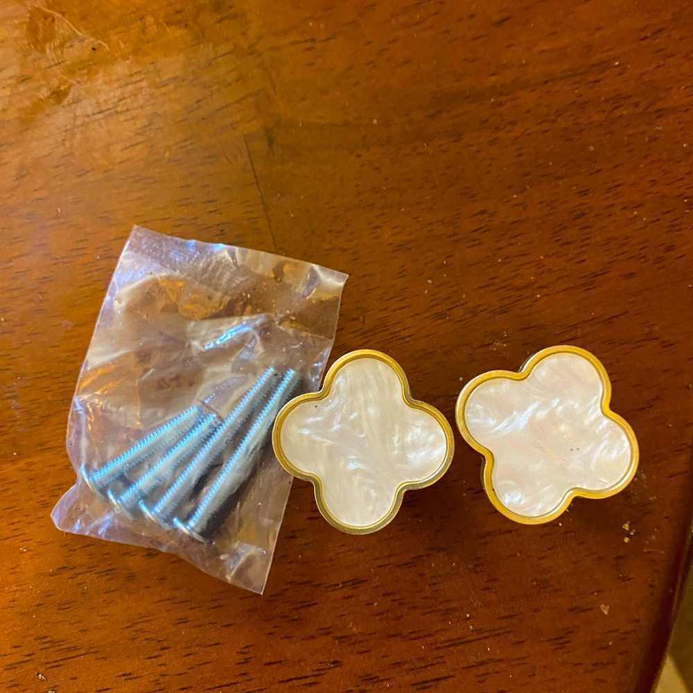 Clover Gold and Cream Decorative Knobs. Comes with screws.